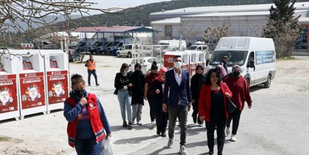 İmran öğretmen ve öğrencilerinin iyilik yolculuğu yaşlı ve engellilerin yüzünü güldürüyor