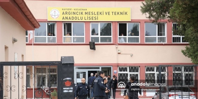 Lise öğrencisi, arkadaşını okulda bıçakla yaraladı