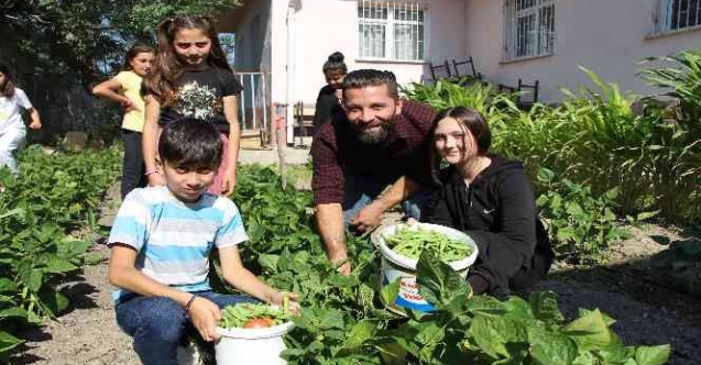 Yunus Emre öğretmen, okulda öğrencileriyle yetiştirdiği sebzelerini sütle besliyor