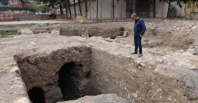 Okulun temel kazısında ortaya çıkmıştı, tahrip edildi