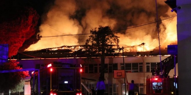 Alanya'da tadilatta olan lisenin çatısı alev alev yandı