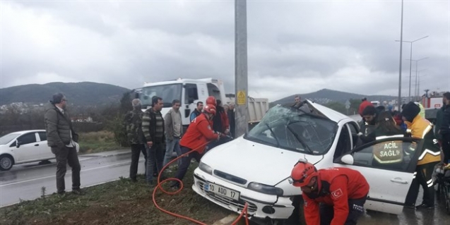 Balıkesir'de direğe çarpan otomobildeki 5 öğretmen yaralandı