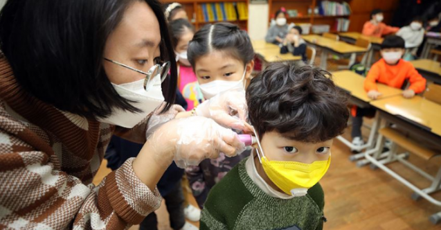 Çin'de vakalar artıyor: Şanghay'da eğitim çevrim içi yapılacak