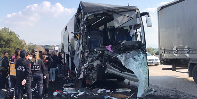 Otobüs kamyona çarptı: 1 öğretmen ile öğrenci hayatını kaybetti