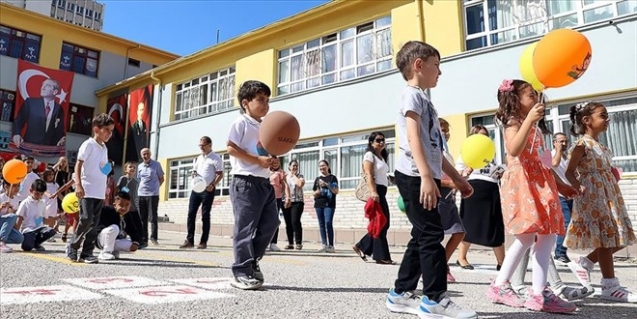 Okullar pazartesi günü açılıyor