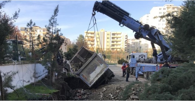 Okul bahçesinde oluşan obruğa hafriyat kamyonu düştü