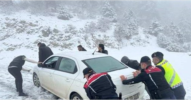 Karda mahsur kalan öğretmenleri jandarma kurtardı