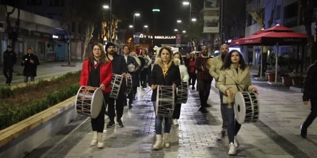 Uşak'ta 30 öğretmen sahurda davul çaldı